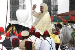 Image du Maroc Professionnelle de  SM Le roi Mohammed VI, assis sur un cheval lors d'une cérémonie d'allégeance marquant le 12e anniversaire de son accession au trône, au Méchouar du palais royal à Tétouan, mardi 31 juillet 201. (Photo / Abdeljalil Bounhar) 